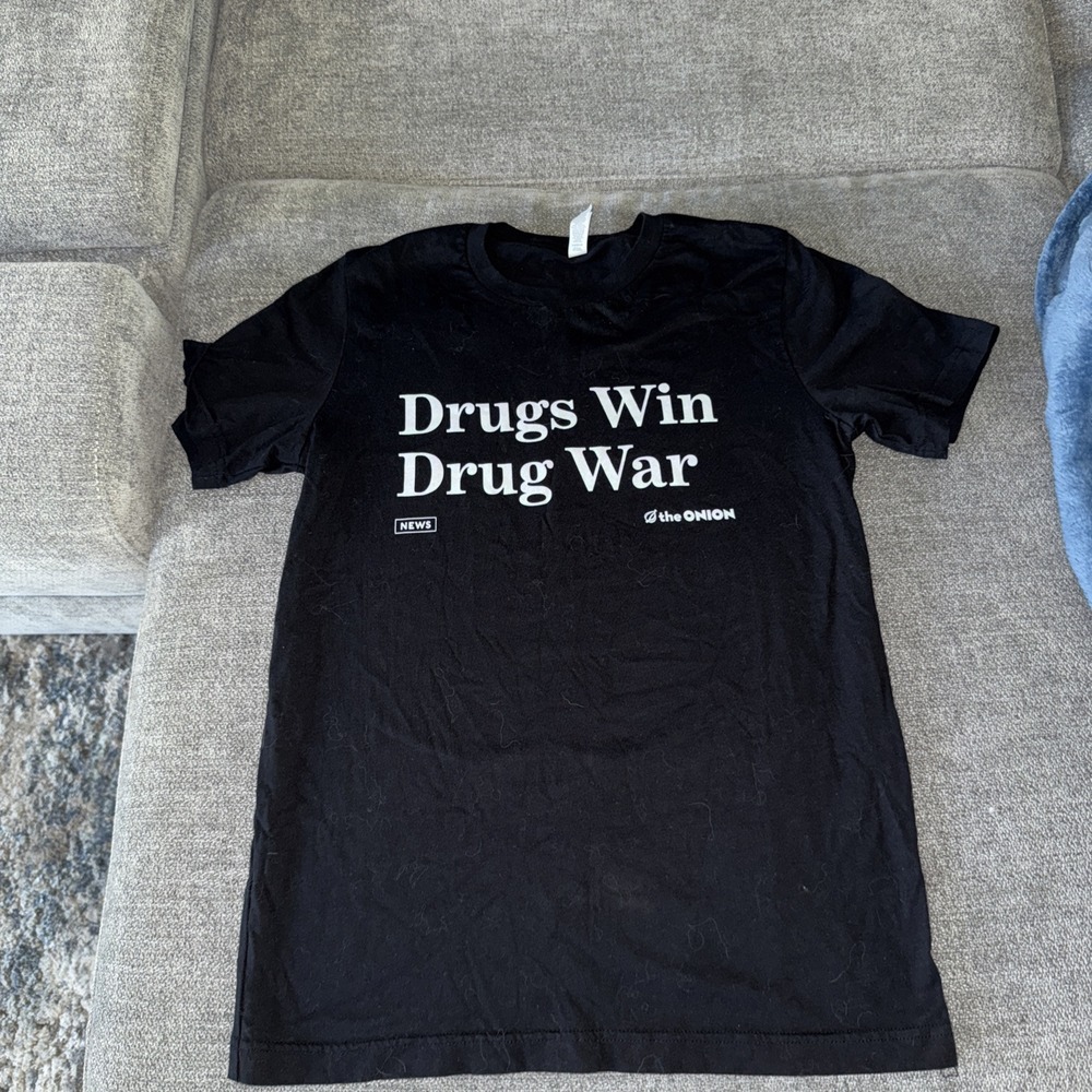 Vintage The Onion News "Drugs Win Drug War" T Shirt M